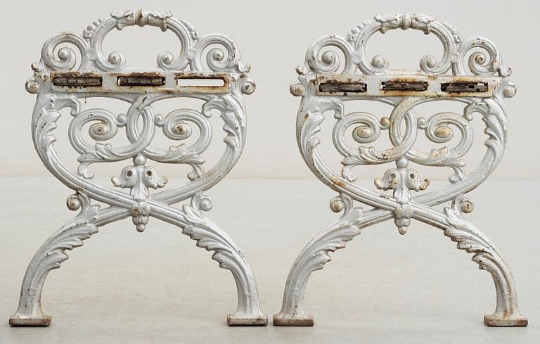 BÄNKGAVLAR, ett par, gjutjärn, sent 1800-tal.