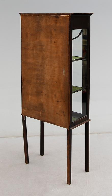 VITRINSKÅP, 1900-talets första hälft, sannolikt England.