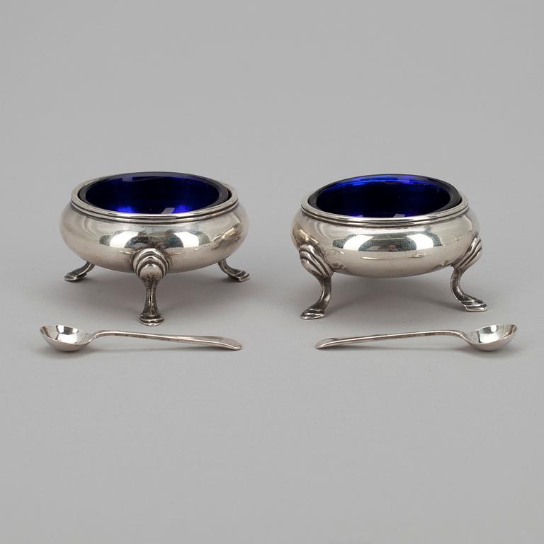 SALTKAR, PEPPARSTRÖARE samt SOCKERTÅNG, England 1800- och 1900-tal. Tot. silvervikt 172 g.