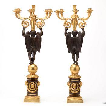 KANDELABRAR, för sex ljus, ett par, av Chibout, Parisarbeten, omkring år 1820.