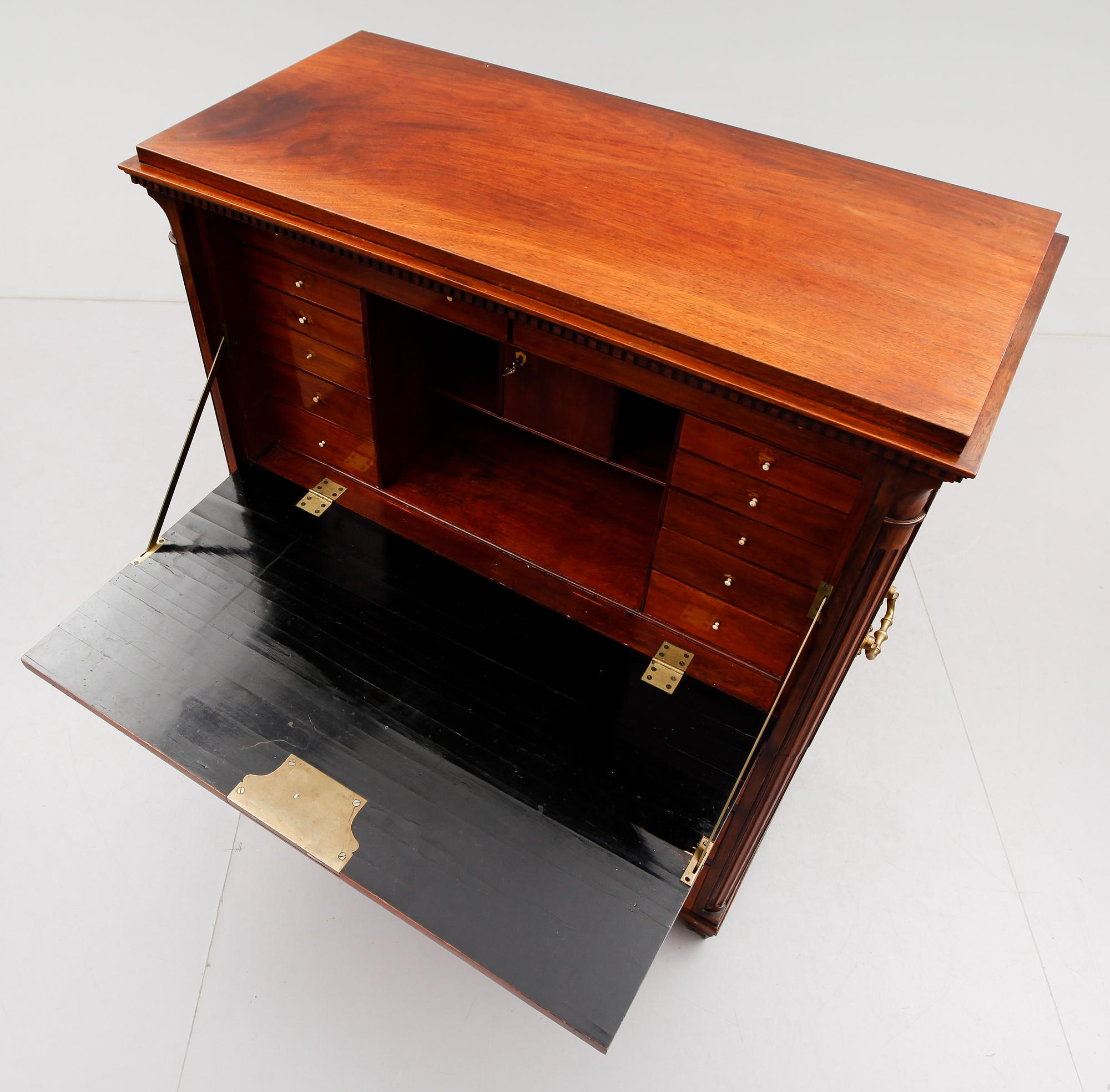 CHIFFONJÉ, sengustaviansk, 1800-talets början.