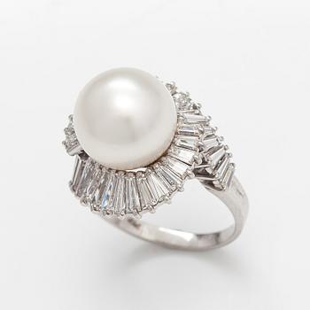 Sormus, 18K valkokultaa, etelämeren helmi ja timantteja n. 2.00 ct yht.