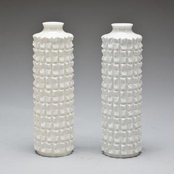 VASER, 2 st, porslin, Meissen, 1900-talets andra hälft.