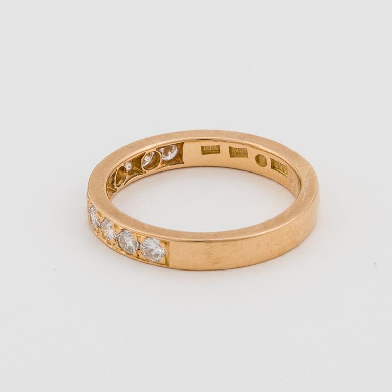 HALVALLIANSRING med briljantslipade diamanter.