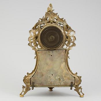 A LOUIS XV-STYLE MANTLE CLOCK, early 20th century.