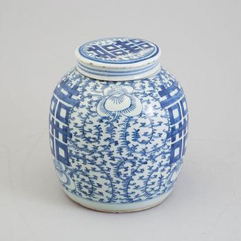 A blue and white jar, Qing dynasty, 19th Century.