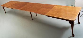 MATSALSGRUPP, 1+2+16 delar, senbarockstil, NK:s verkstäder, 1900-talets första hälft. (5 st iläggsskivor).