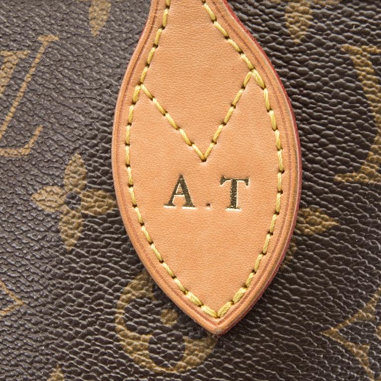 A Louis Vuitton Neverfull MM bag.