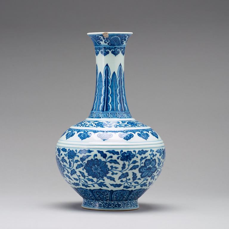 A blue and white vase, Qing dynasty, with Qianlong seal mark.