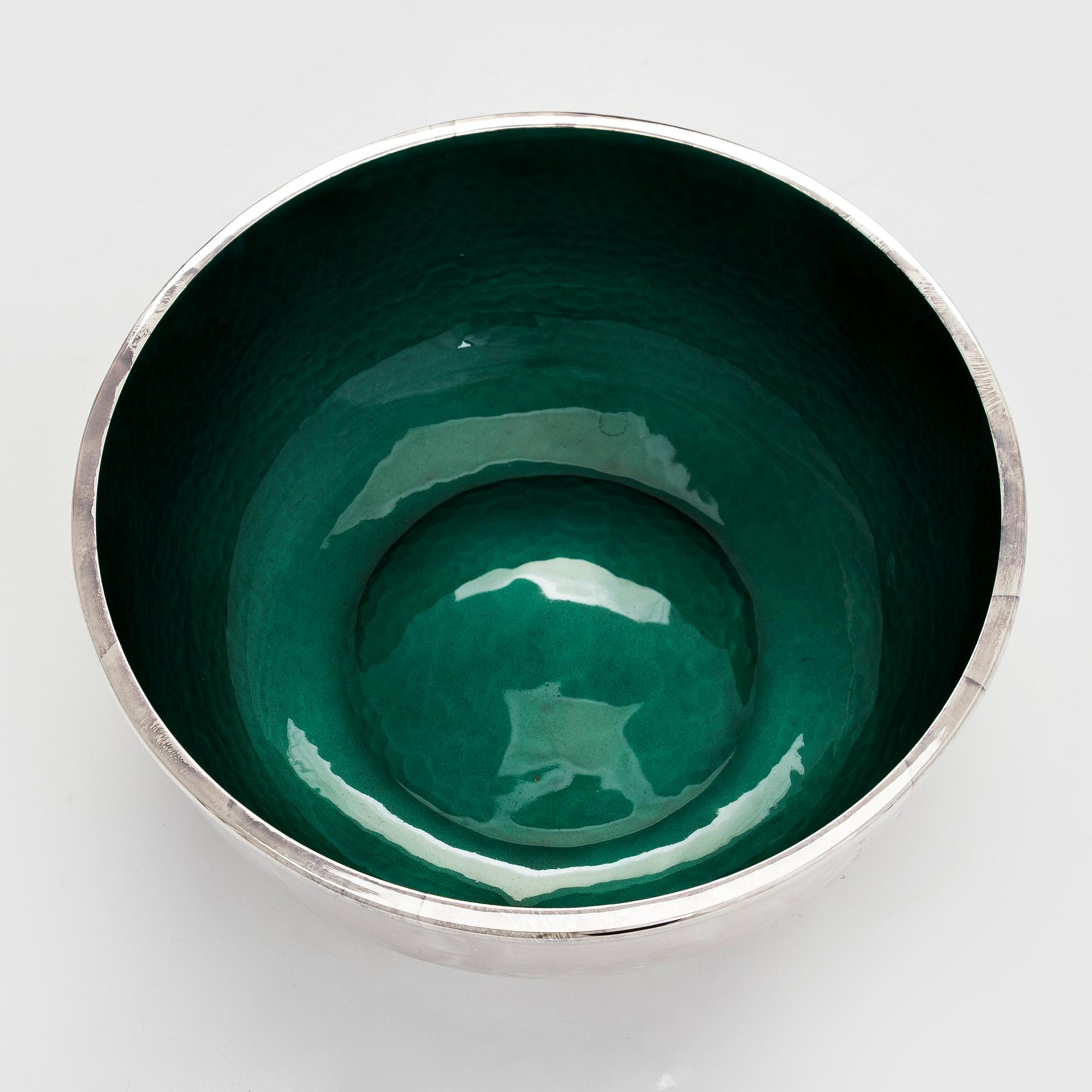 A. Tillander, skål, sterlingsilver och emalj, Åbo 2005.