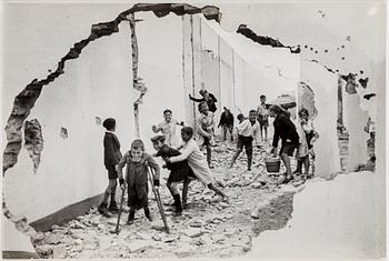 HENRI CARTIER-BRESSON, gelatin silver print stamped by the photographer and Magnum Photos Incorporated on verso.