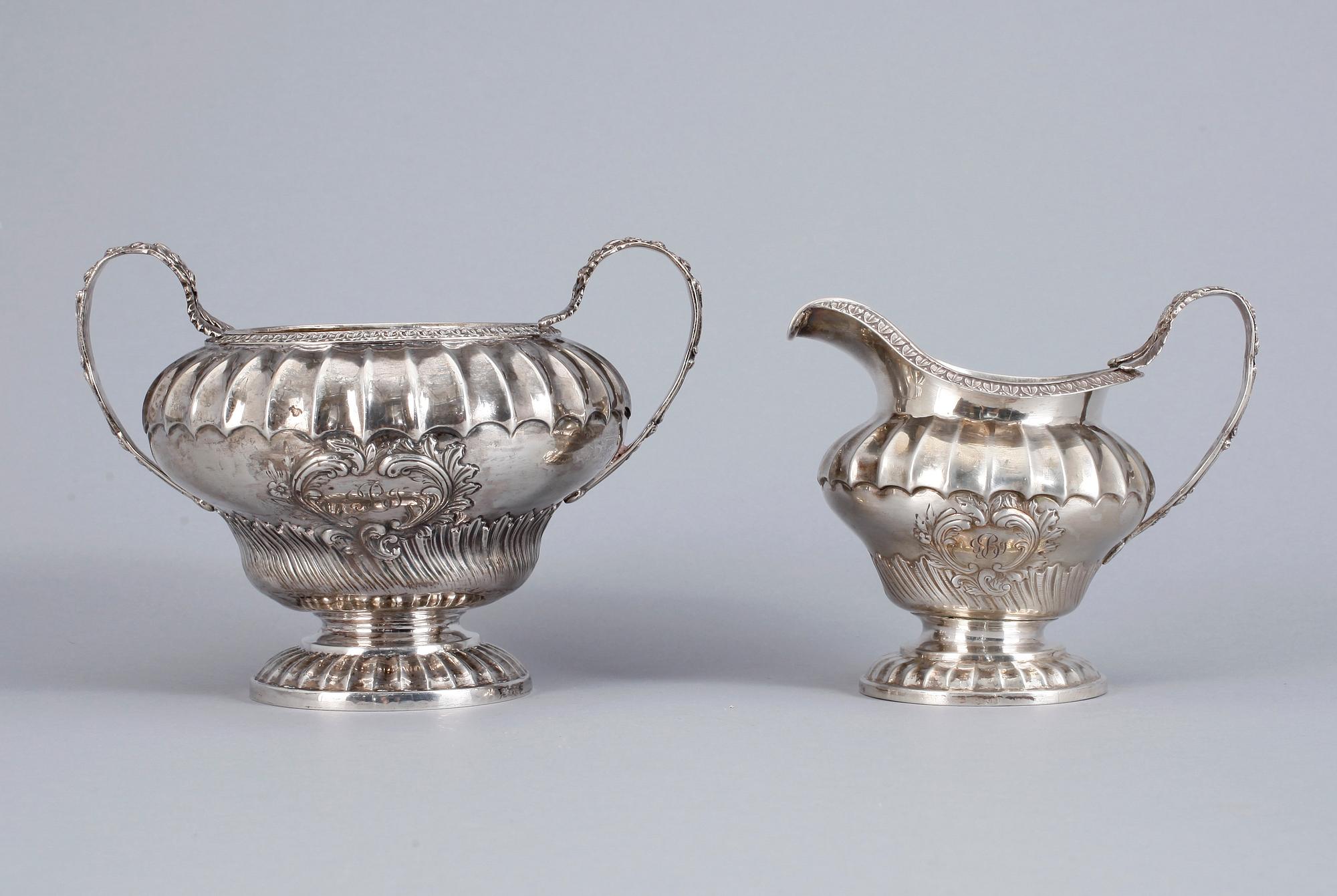 SOCKERSKÅL samt GRÄDDKANNA, silver, bla Jonathan Hayne London, 1829. Vikt ca 601 gram.