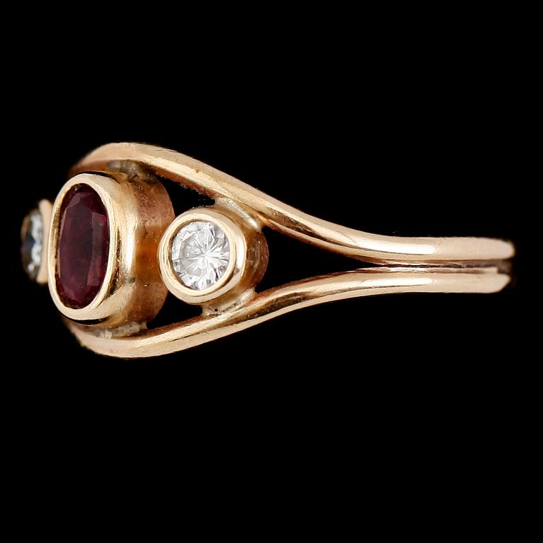 RING, 9 k guld med röd sten samt 2 diamanter, England, 1900-talets första hälft.  Vikt ca 3 gram.
