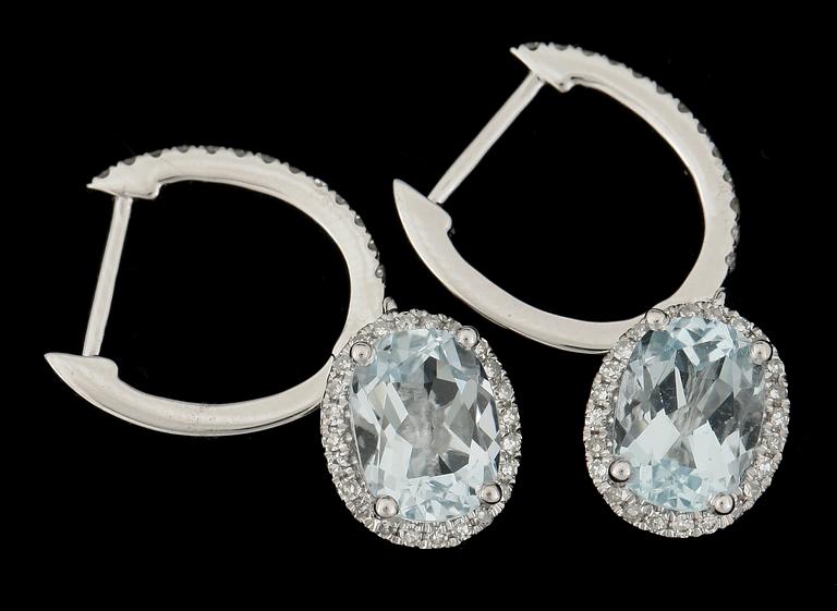 ÖRHÄNGEN, 14k vitguld med ovala akvamariner tot ca2,60ct och diamanter tot ca0,42ct. Vikt ca 4g.