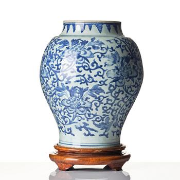 A large blue and white jar, Transition, 17th century.