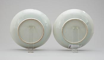 A pair of charger, Qing dynasty, Qianlong (1736-95).