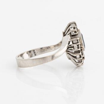 Ring 18K vitguld med droppformad safir och briljantslipade diamanter.