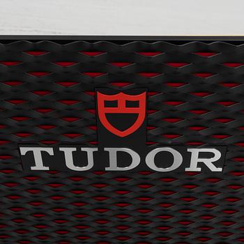 Display material, three pieces, Tudor.