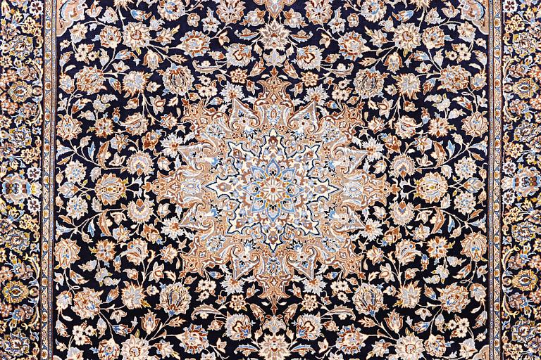A Kashan carpet, c. 430 x 293 cm.