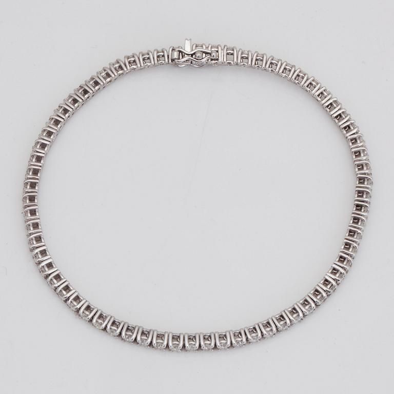 A 2.54 ct brilliant-cut diamond bracelet.