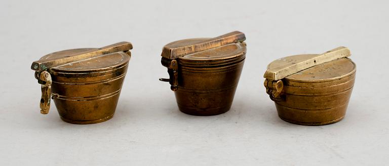 MÅTTSATSER, 2 st, mässing, 1826 och 1833.