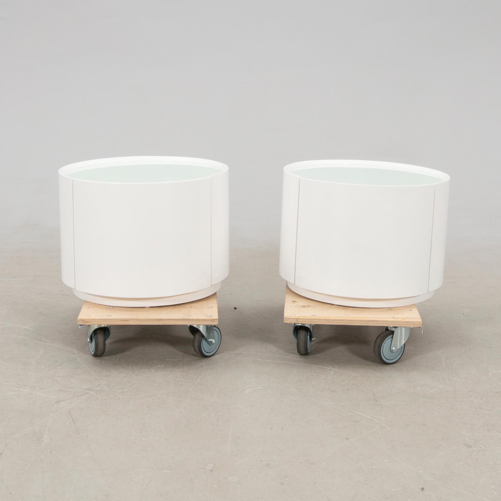 Sidobord/Sängbord ett par samtida.