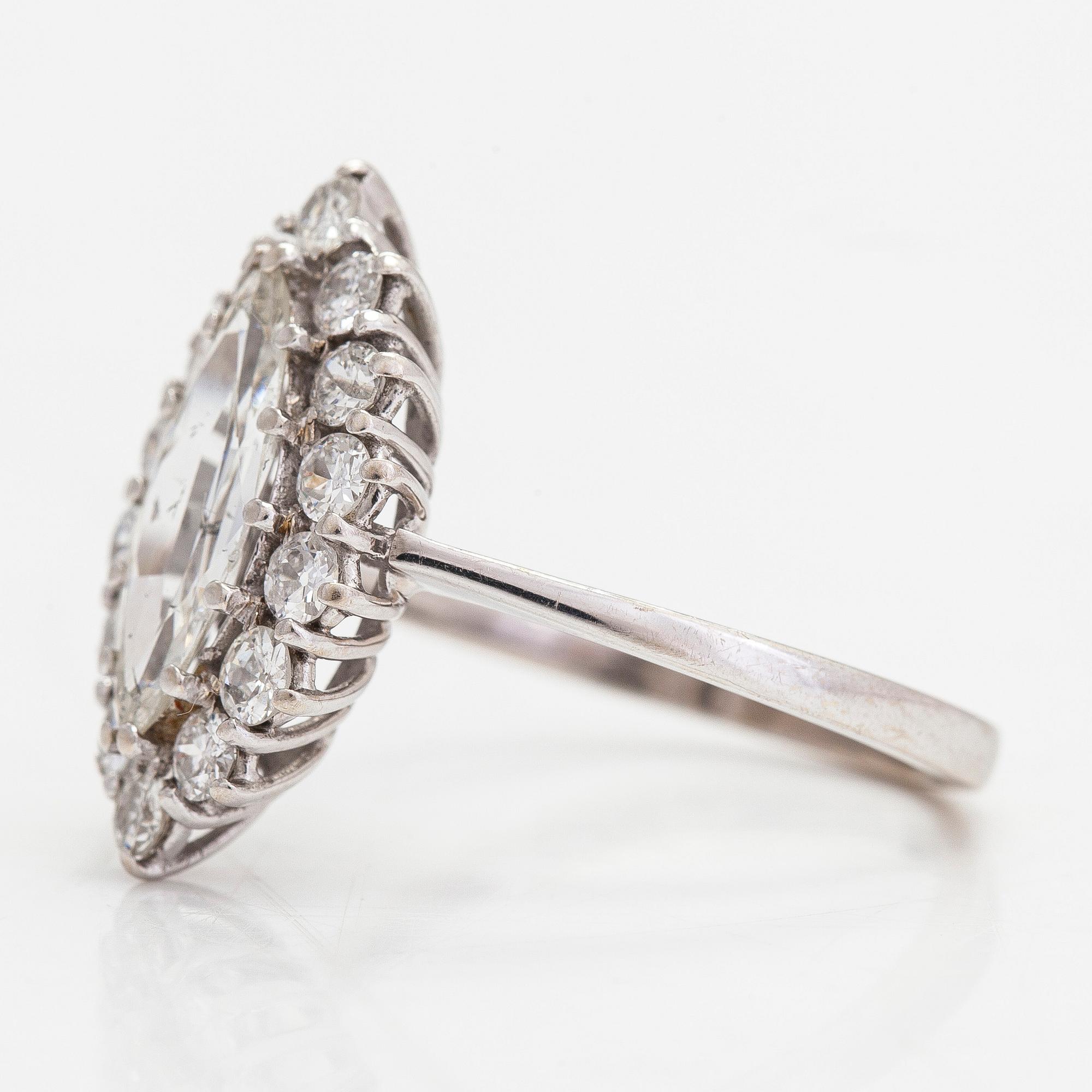 An 18K white gold ring with a central marquise-cut diamond ca. 1.40 ct and  brilliant-cut diamonds ca. 0.70 ct in total.