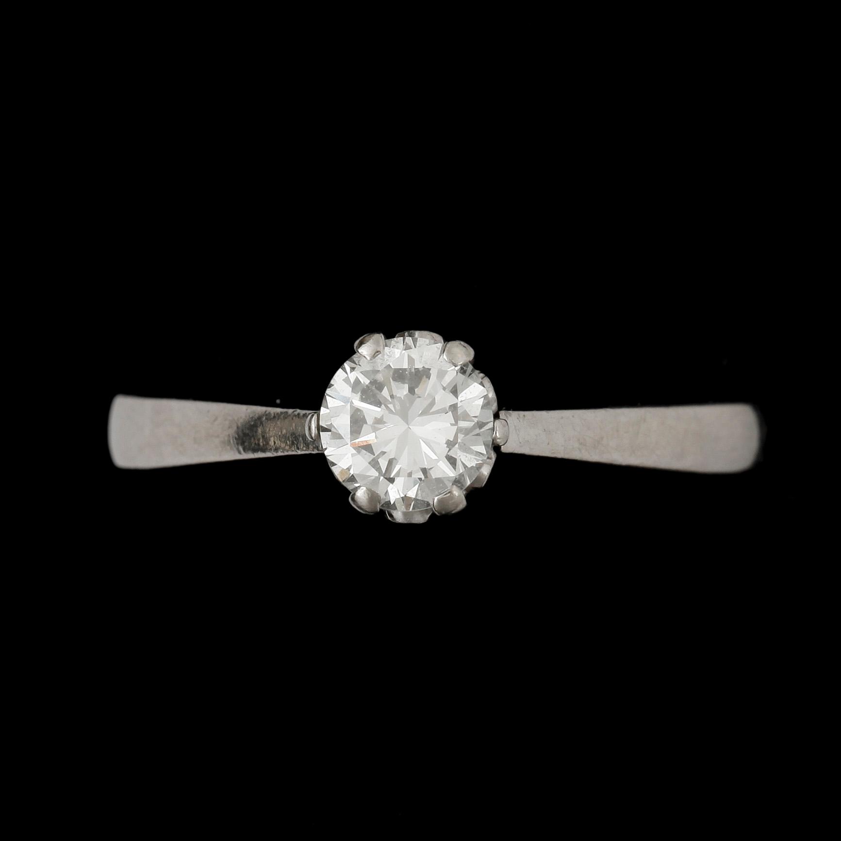 RING, 18 k vitguld med briljantslipad diamant ca 0,53 ct. Vikt ca 2 g.