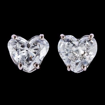 1297. A pair of heart cut diamond earstuds, 1.17 resp. 1.11 cts.