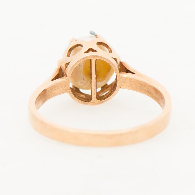 RING, odlad pärla, 14K guld. Auran Kultaseppä, Åbo 1969.