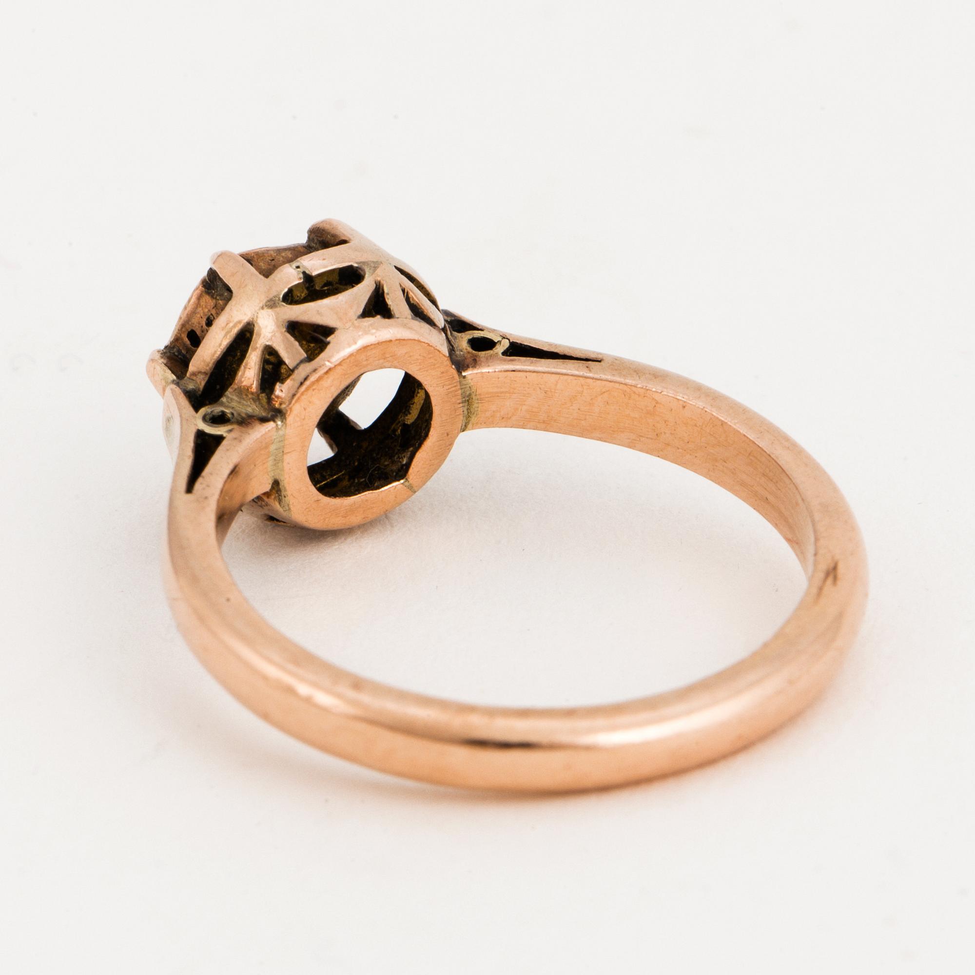 RING, 14K rödguld med en rosensten.