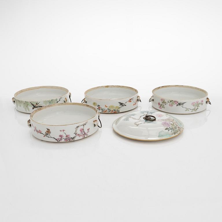 Matkärl och koppar med lock, 3 st, porslin, Kina, omkring år 1900.