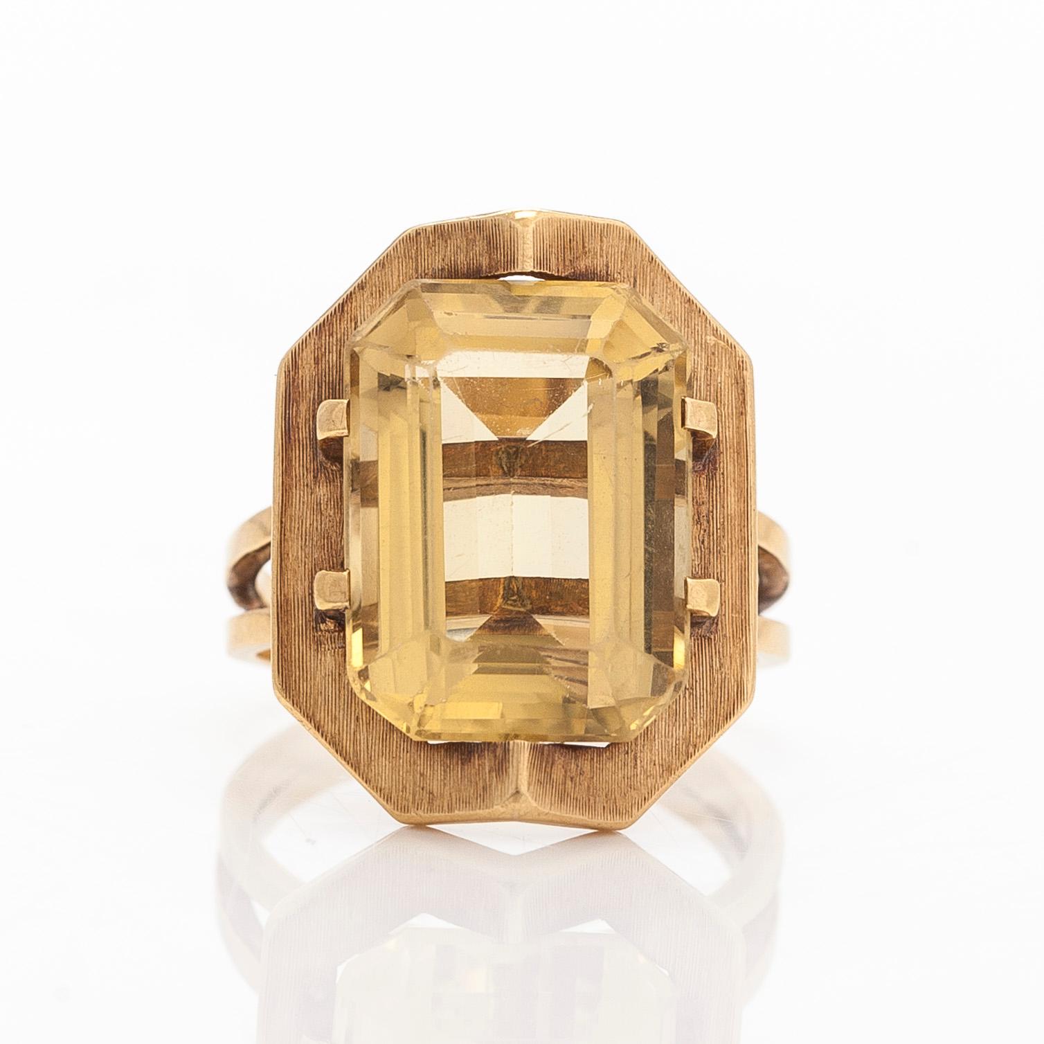 Ring in 17K gold and emerald-cut citrine, with foreign hallmarks.