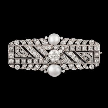 1065. BROSCH med diamanter totalt ca 4.00 ct, carréslipade safirer samt två troligen orientaliska pärlor, Art Déco.