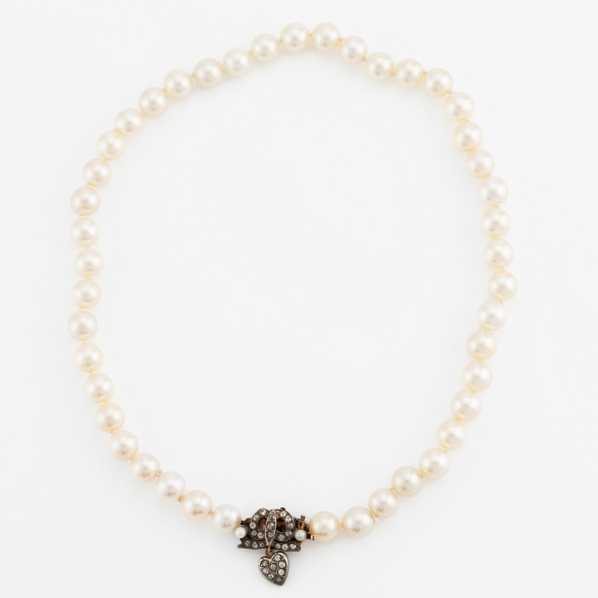 Pearl necklace with cultured pearls, antique clasp in gold and silver set with old-cut diamonds.