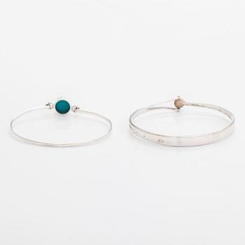 Rannekoruja, 2 kpl, sekä rintaneula, hopeaa ja värikiviä. Suomi 1958-1965.