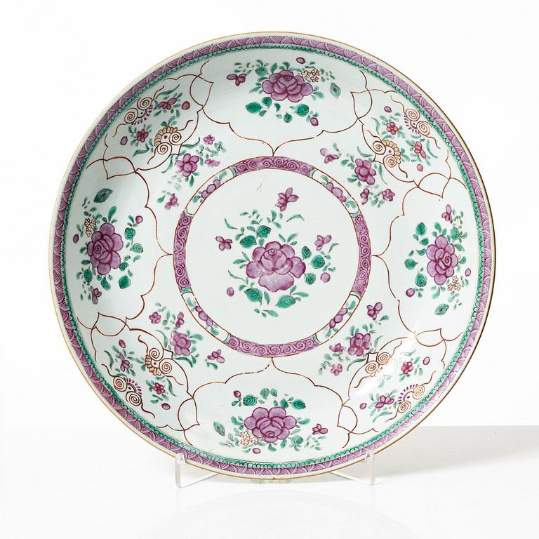 A porcelain dish. Probably Samson, France, 19th Century.
