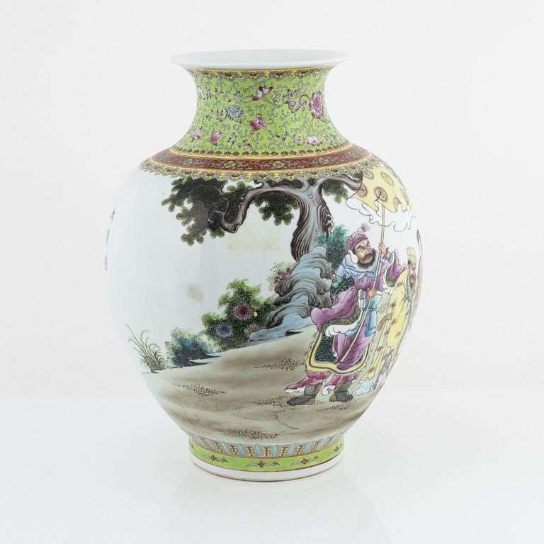 A Chinese porcelain vase from the 21th century.