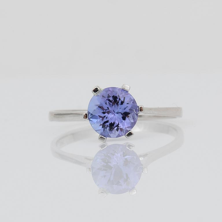 RING, 18K vitguld med rundslipad tanzanit ca 1,40 ct. Vikt ca 2,06 g.