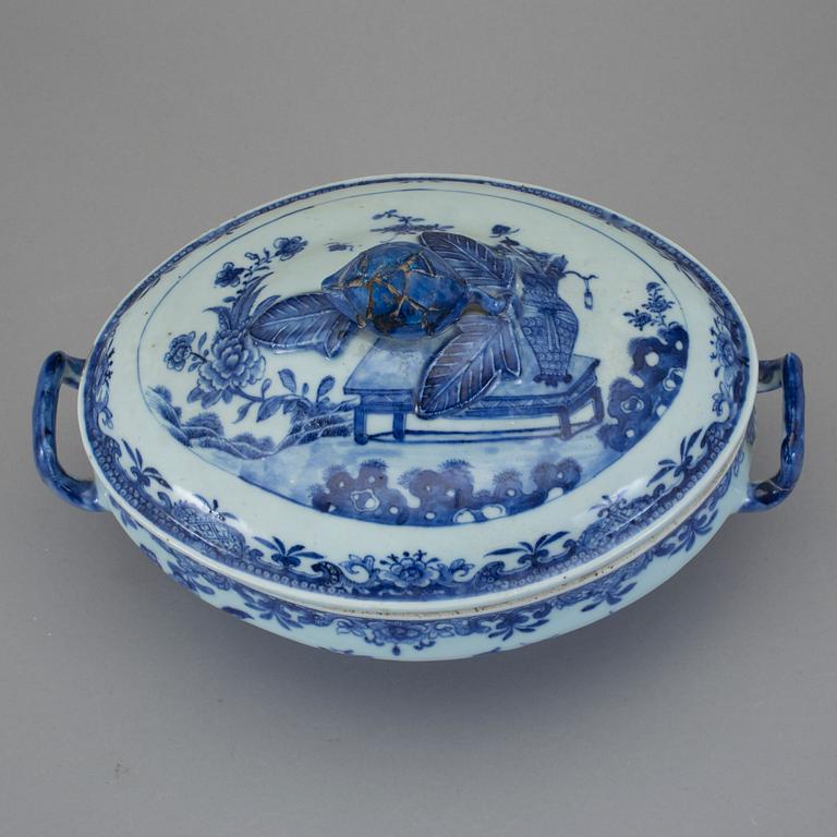 TERRIN med LOCK, samt SKÅL, porslin, Kina, 1700-tal.