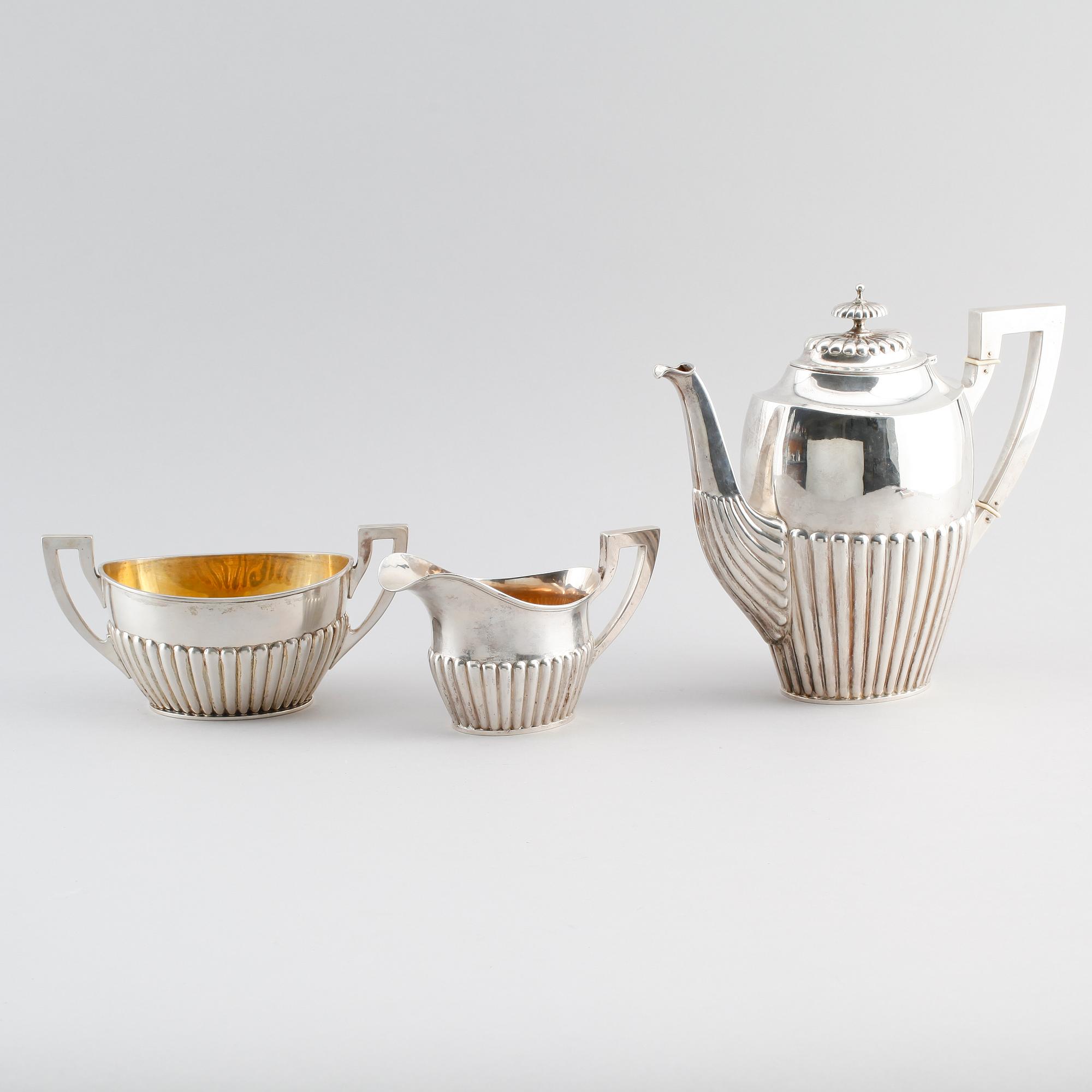 KAFFESERVIS, 3 snarlika delar, silver, Bernard Hertz, Stockholm 1912/13 samt AG Dufva, Stockholm 1916. Vikt ca 1139 gram.