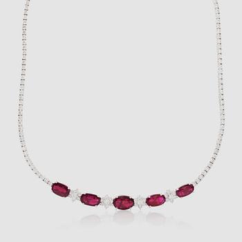 1275. A natural untreated rubies total 10.65 cts and brilliant-cut diamonds, circa 7.00 cts in total,necklace.