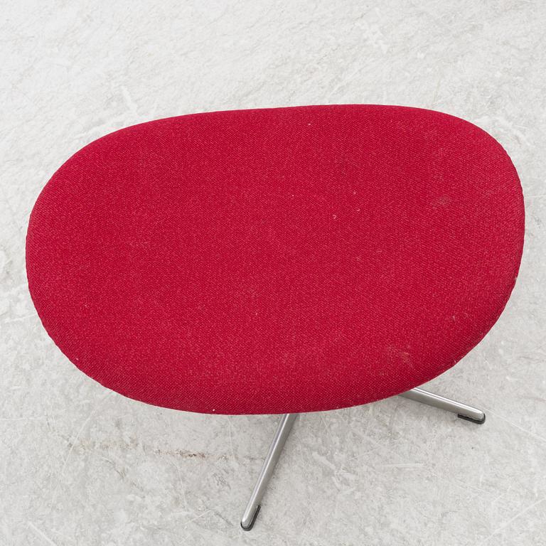 Arne Jacobsen, an armchair with footstool, "The Egg", Fritz Hansen, Danmark, 2000.