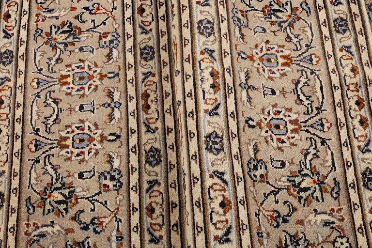A carpet, Kashan, ca 302 x 197 cm.