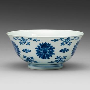 711. A blue and white lotus bowl, Qing dynasty with Qianlong seal mark (1644-1912).