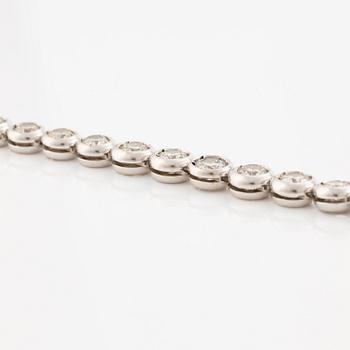 An 18K white gold bracelet set with round brilliant-cut diamonds.