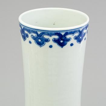 A Chinese porcelain blue and white vase, 20th century.