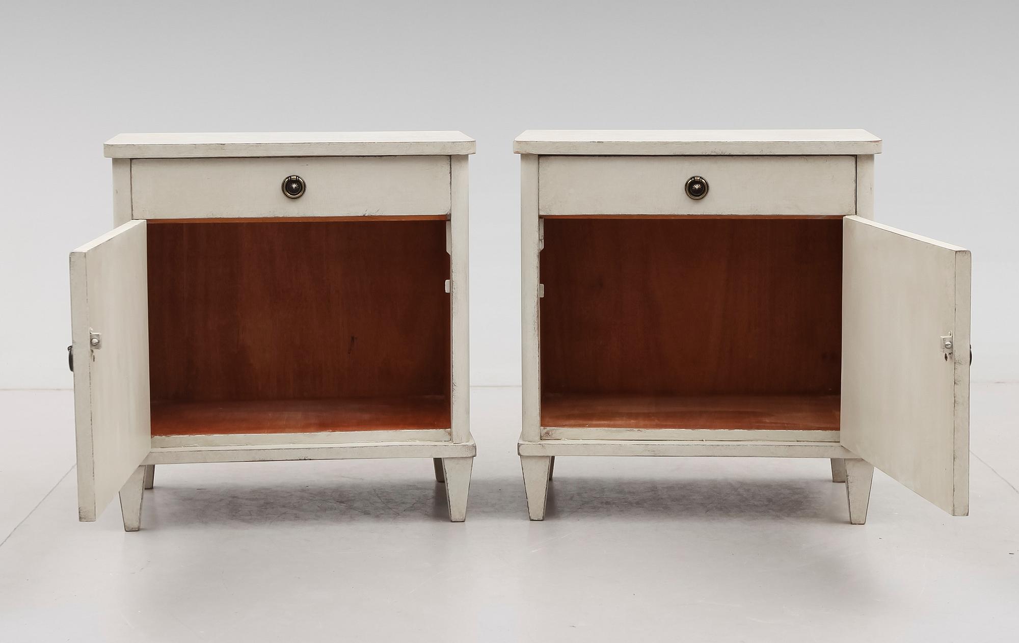 SÄNGBORD, 1 par, 1900-talets mitt.