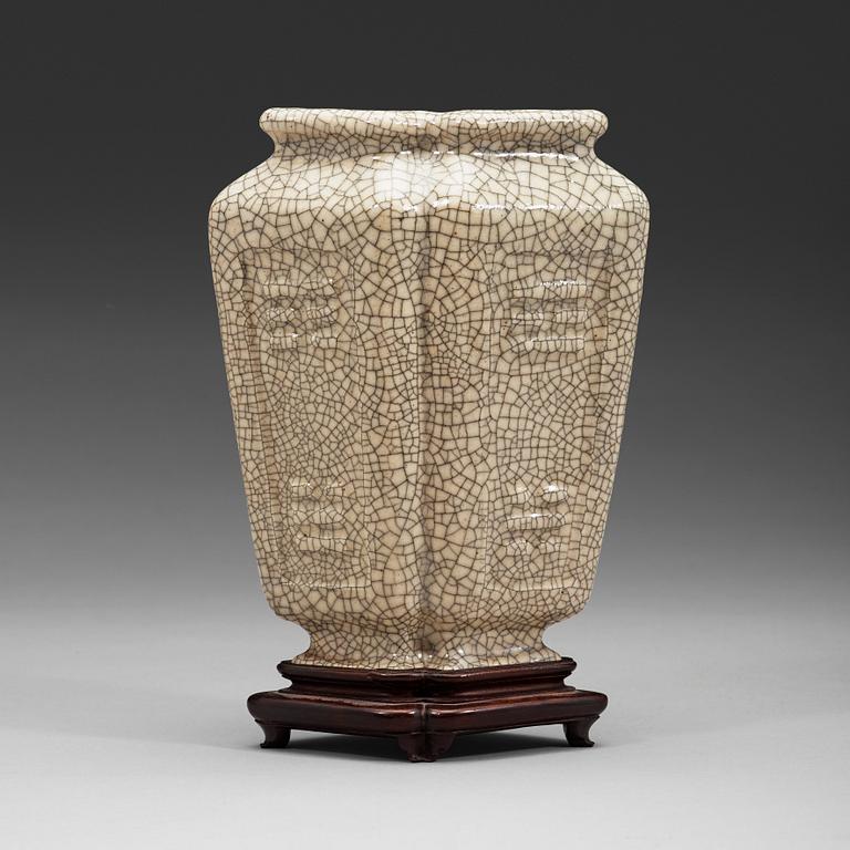 A Ge-glazed vase, presumably late Qing dynasty, circa 1900.