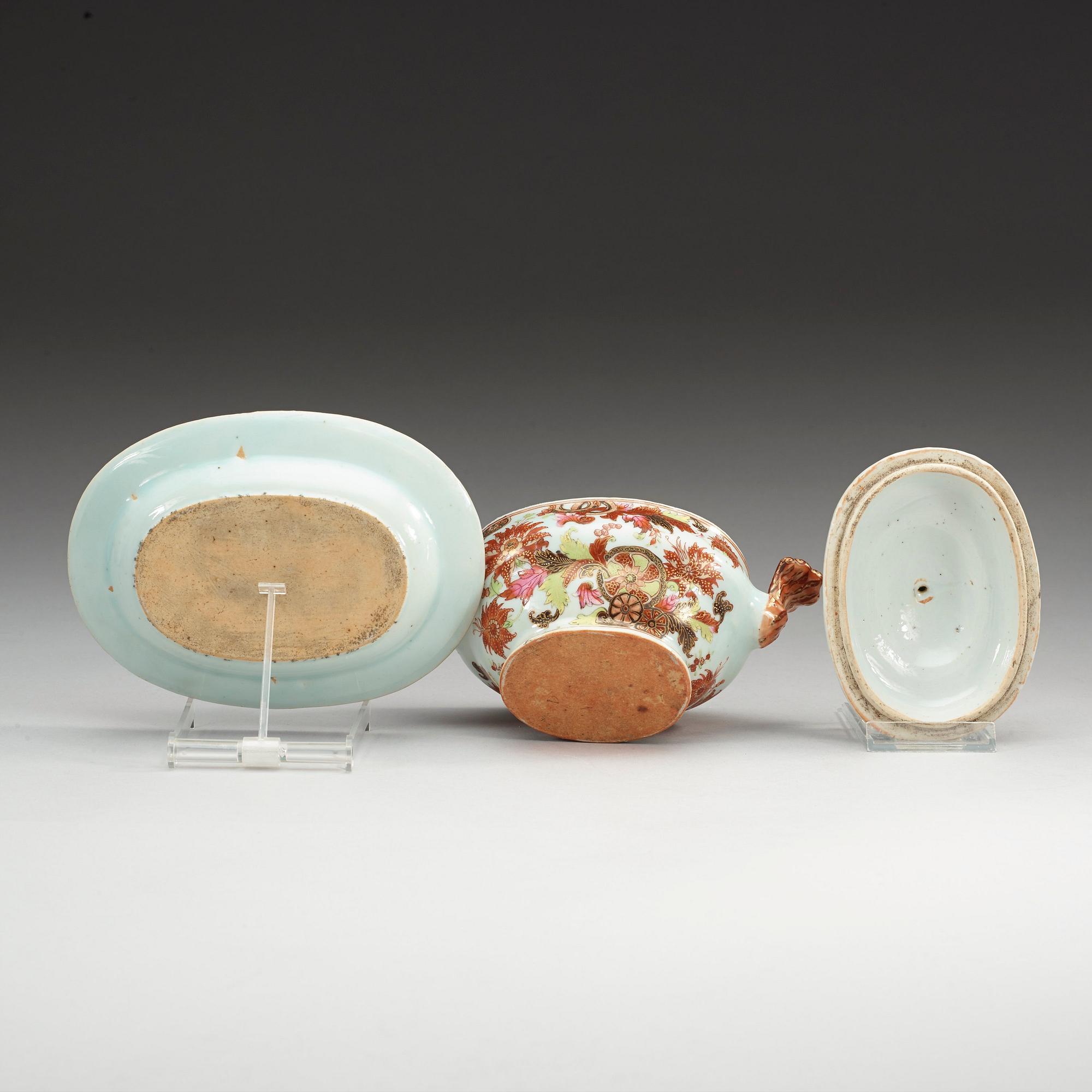 SMÖRTERRIN med LOCK, FAT och TALLRIKAR, två stycken, kompaniporslin. Qing dynastin, Qianlong (1736-95).